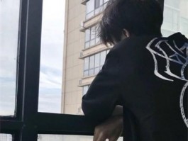 黑白孤傲高冷<strong>男</strong>生头像(冷峻黑白<strong>男</strong>性头像)